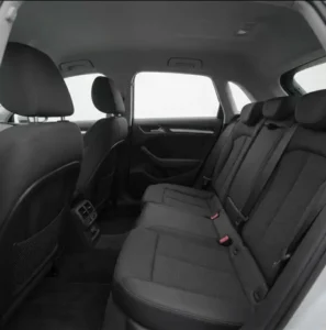 Asientos traseros y habitáculo posterior de Audi A3 sedán en Mendoza.