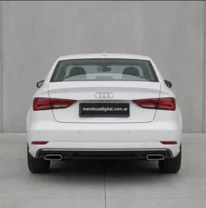 Vista trasera exterior de Audi A3 sedán color blanco en Mendoza.