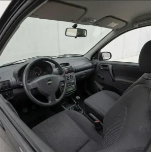 Interior, volante y asientos delanteros de Chevrolet Corsa Classic usado en Mendoza.