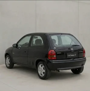 Perfil lateral trasero de Chevrolet Corsa Classic 3 puertas color negro en Mendoza.