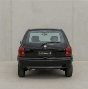 Vista trasera de Chevrolet Corsa Classic LT negro usado en venta en Mendoza.