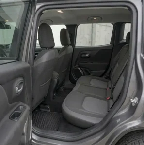 Asientos traseros e interior de SUV Jeep Renegade 4x4 en Mendoza.