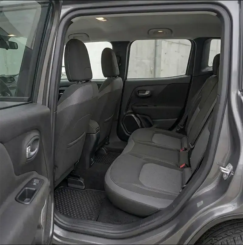 Asientos traseros e interior de SUV Jeep Renegade 4x4 en Mendoza.