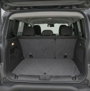 Espacio de carga y baúl interior de Jeep Renegade 4x4 en Mendoza.