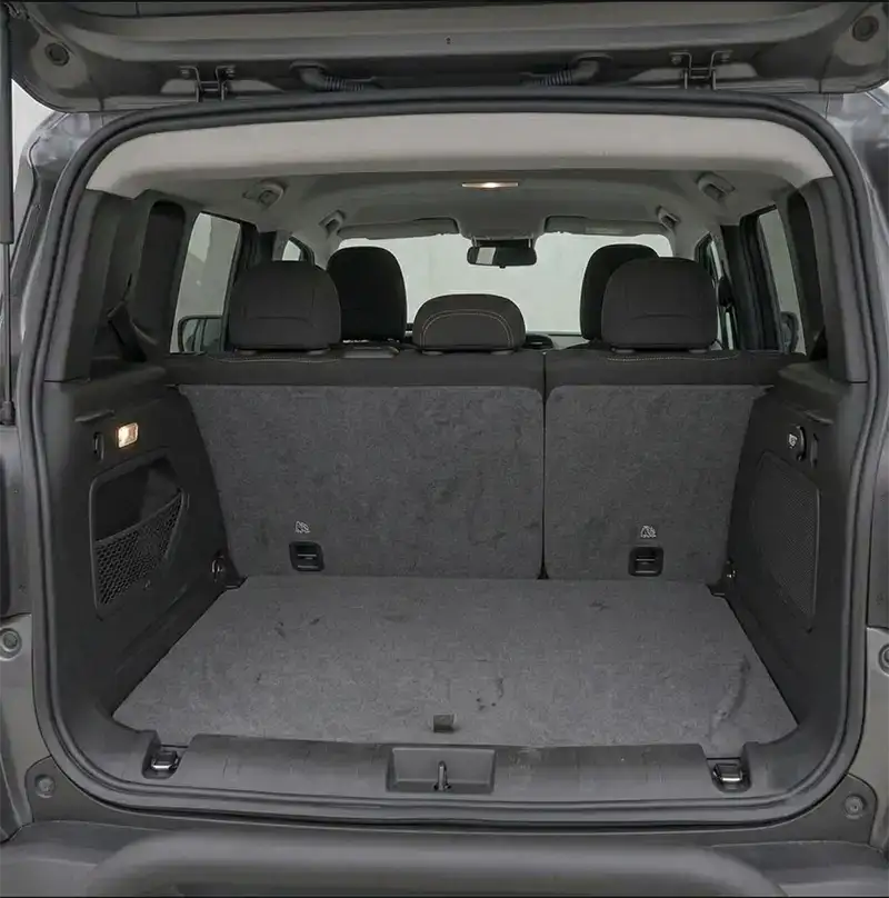 Espacio de carga y ba&uacute;l interior de Jeep Renegade 4x4 en Mendoza.