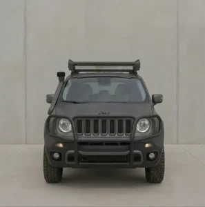 Frente de Jeep Renegade 4x4 equipado con defensa y baca de techo en Mendoza.