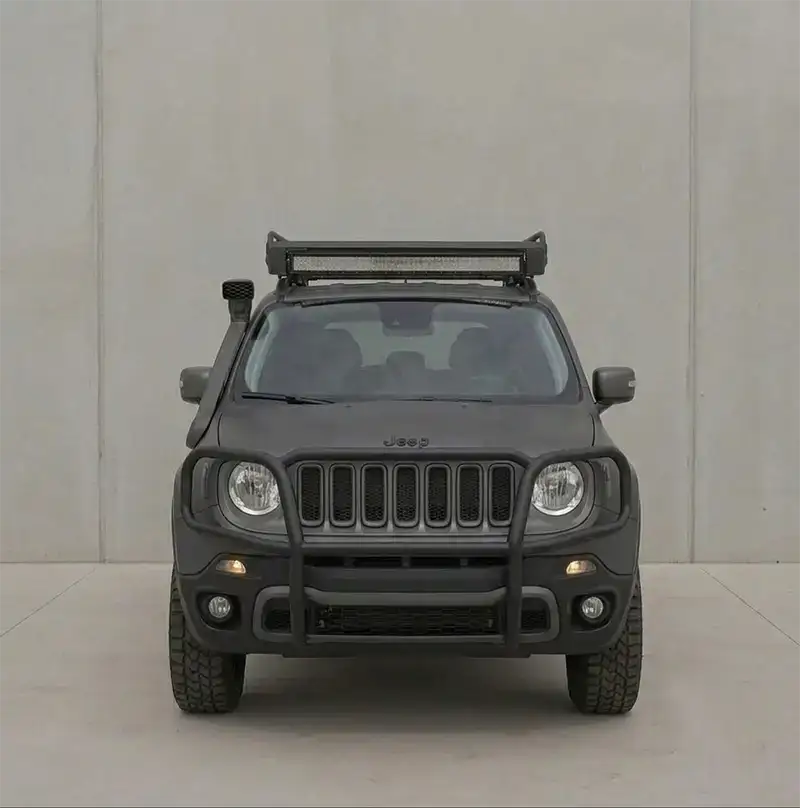Frente de Jeep Renegade 4x4 equipado con defensa y baca de techo en Mendoza.