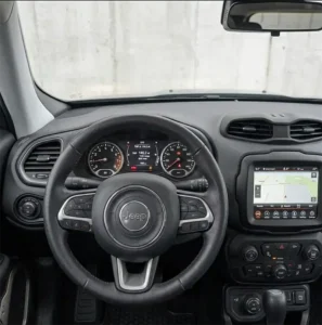 Volante, pantalla multimedia y tablero de instrumentos de Jeep Renegade 4x4 en Mendoza.