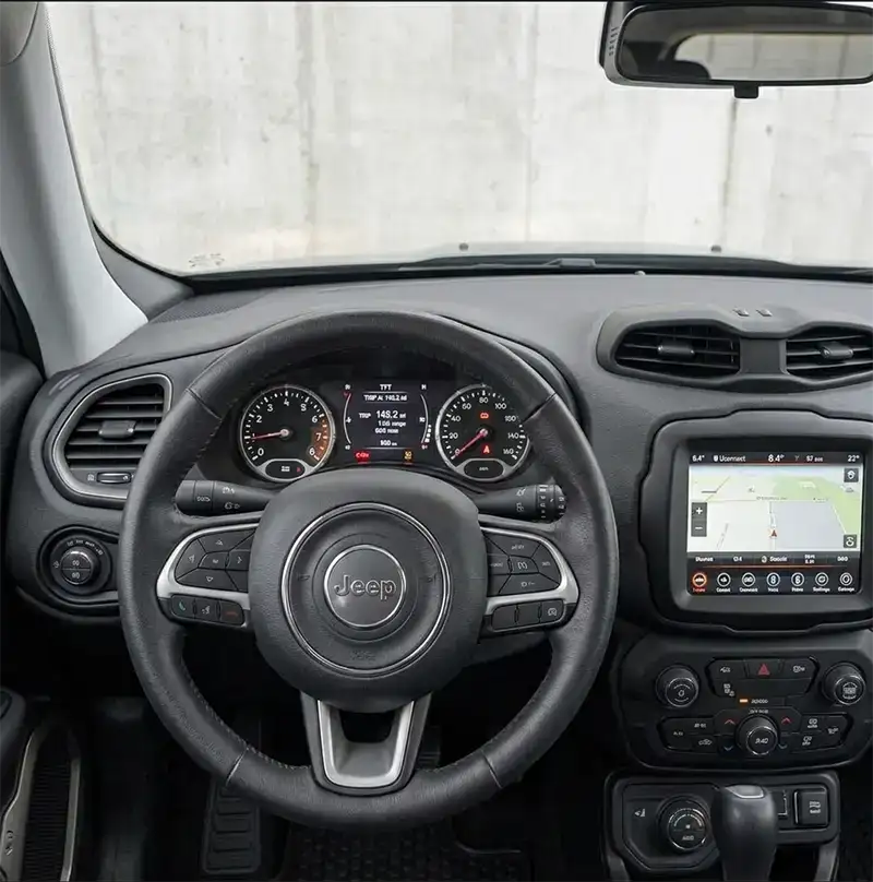 Volante, pantalla multimedia y tablero de instrumentos de Jeep Renegade 4x4 en Mendoza.