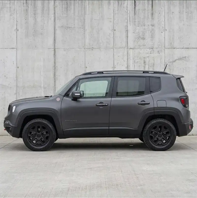 Volante, pantalla multimedia y tablero de instrumentos de Jeep Renegade 4x4 en Mendoza