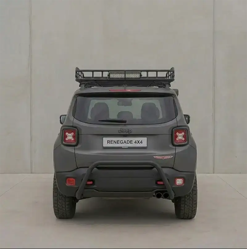 Vista trasera exterior de SUV Jeep Renegade 4x4 en venta en Mendoza.