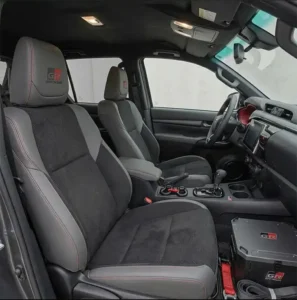 Interior con asientos tapizados en cuero y alcántara con logo GR Sport de Toyota Hilux en Mendoza.
