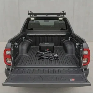 Portón abierto y caja de carga de camioneta Toyota Hilux GR Sport en Mendoza.