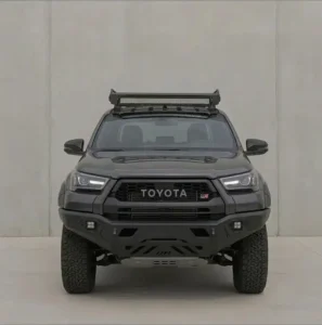 Frente de camioneta Toyota Hilux GR Sport equipada con parrilla frontal en Mendoza.