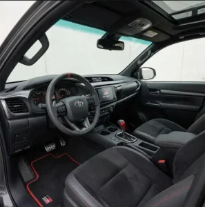 Volante, tablero y puesto de mando de Toyota Hilux GR Sport en Mendoza.