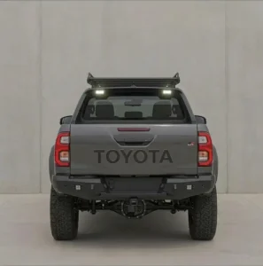 Parte trasera exterior de camioneta Toyota Hilux GR Sport gris en Mendoza.
