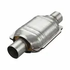 Catalizador universal automotor de acero inoxidable con escudo térmico superior e inferior sobre fondo blanco listo para comprar online en Mendoza